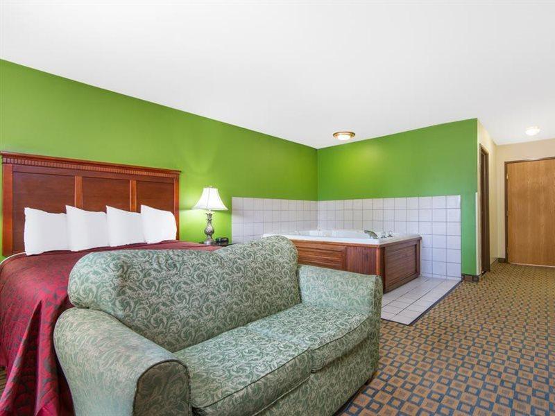 Days Inn & Suites By Wyndham Wichita Exterior photo