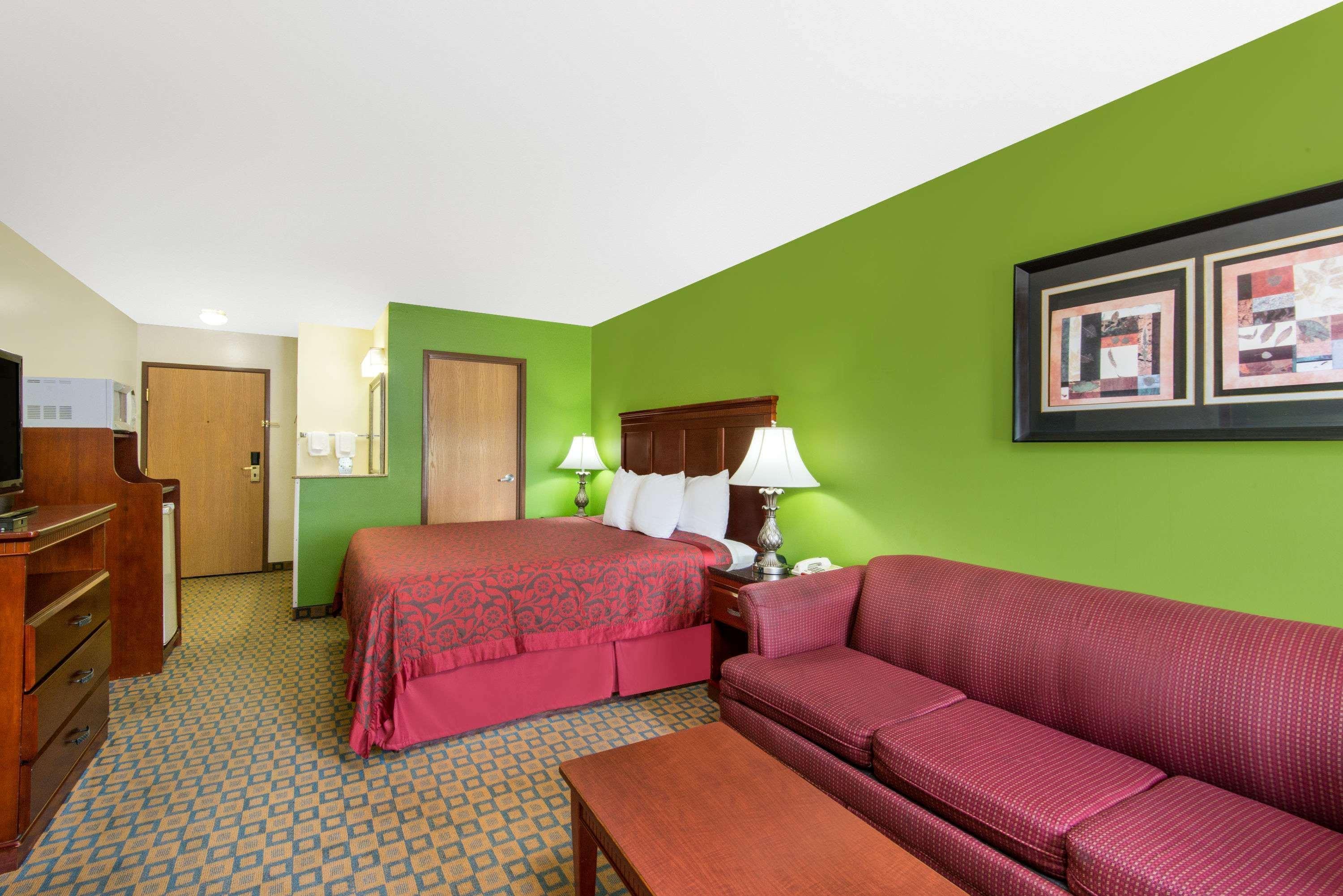 Days Inn & Suites By Wyndham Wichita Exterior photo